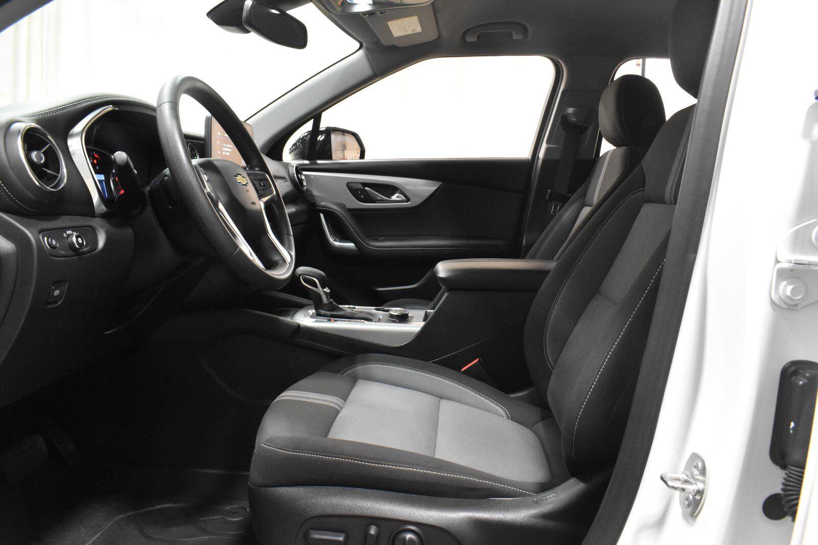 Used 2024 Chevrolet Blazer LT AWD/4WD image 3