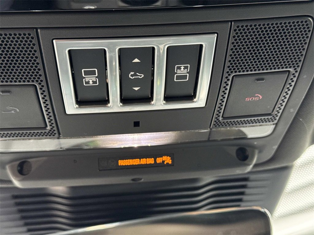 Used 2025 Land Rover Discovery Dynamic SE image 22