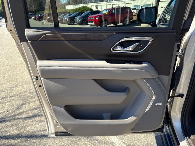 Used 2023 Chevrolet Suburban LT w/ Luxury Package image 31