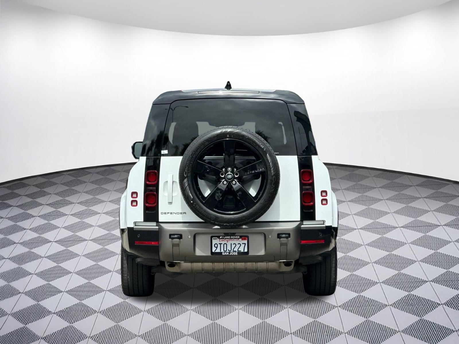 Certified 2024 Land Rover Defender 130 X-Dynamic SE AWD/4WD image 9