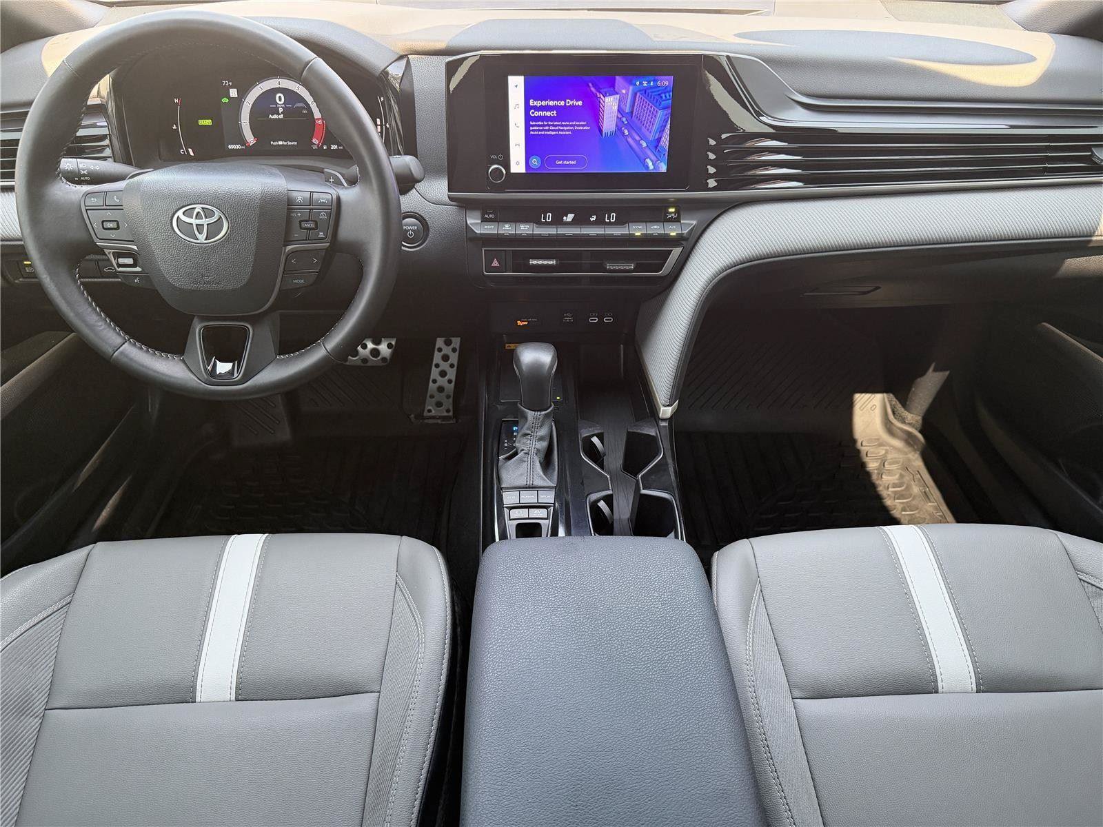 Used 2025 Toyota Camry SE AWD/4WD image 9