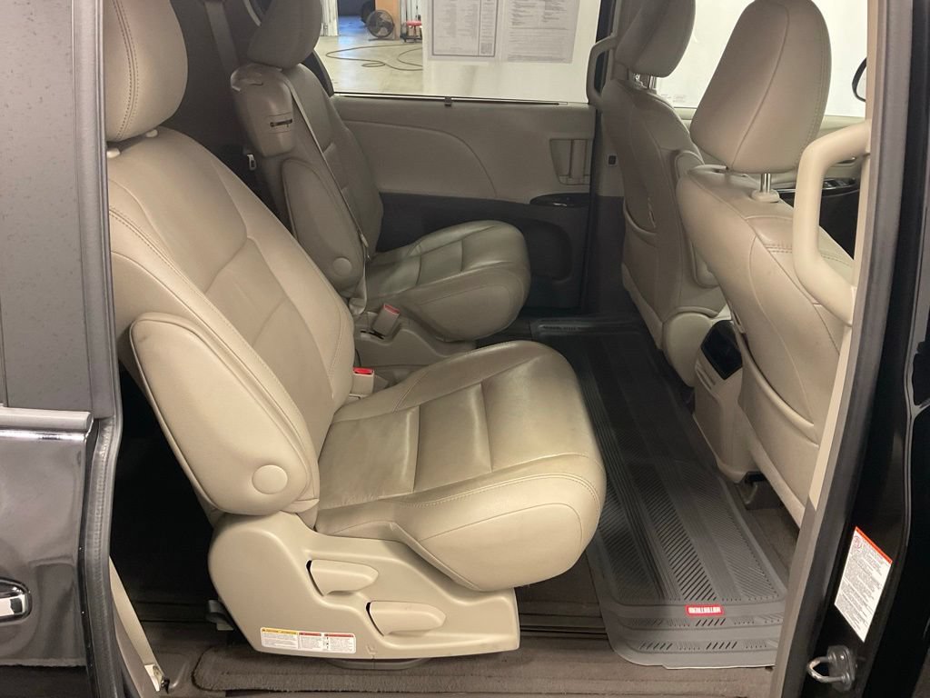 Used 2015 Toyota Sienna XLE FWD image 31