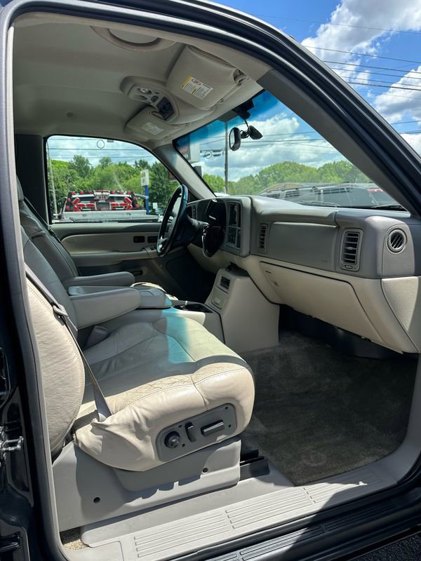 Used 2001 Chevrolet Suburban 2500 LT w/ LT Preferred Equipment Group AWD/4WD image 10