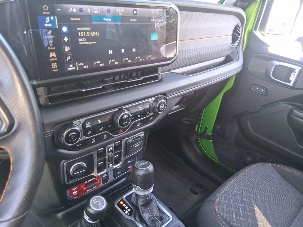 Used 2025 Jeep Gladiator Mojave w/ Convenience Group image 15