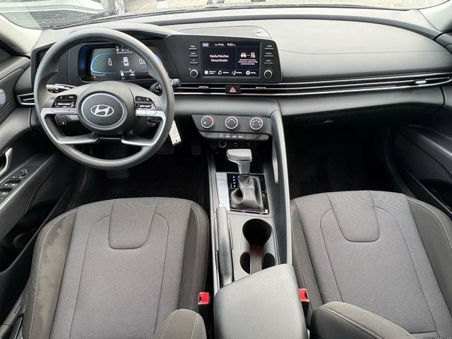 Used 2025 Hyundai Elantra SE image 11