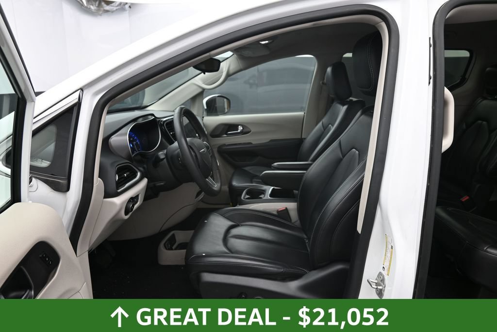 Used 2023 Chrysler Pacifica Touring-L FWD image 19
