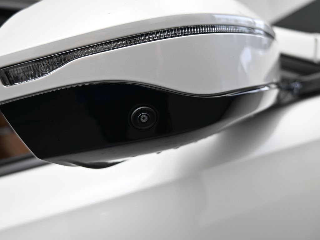 Used 2025 BMW 740i xDrive image 53