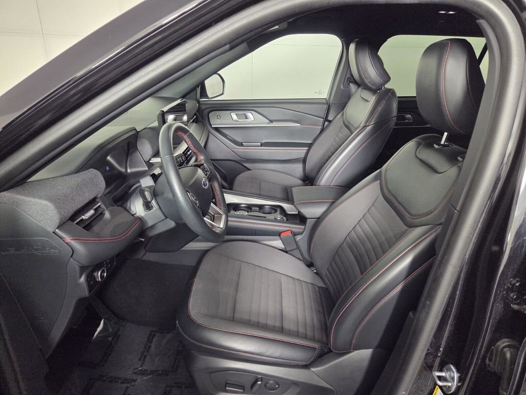 Used 2025 Ford Explorer ST-Line w/ ST-Line Street Pack image 9