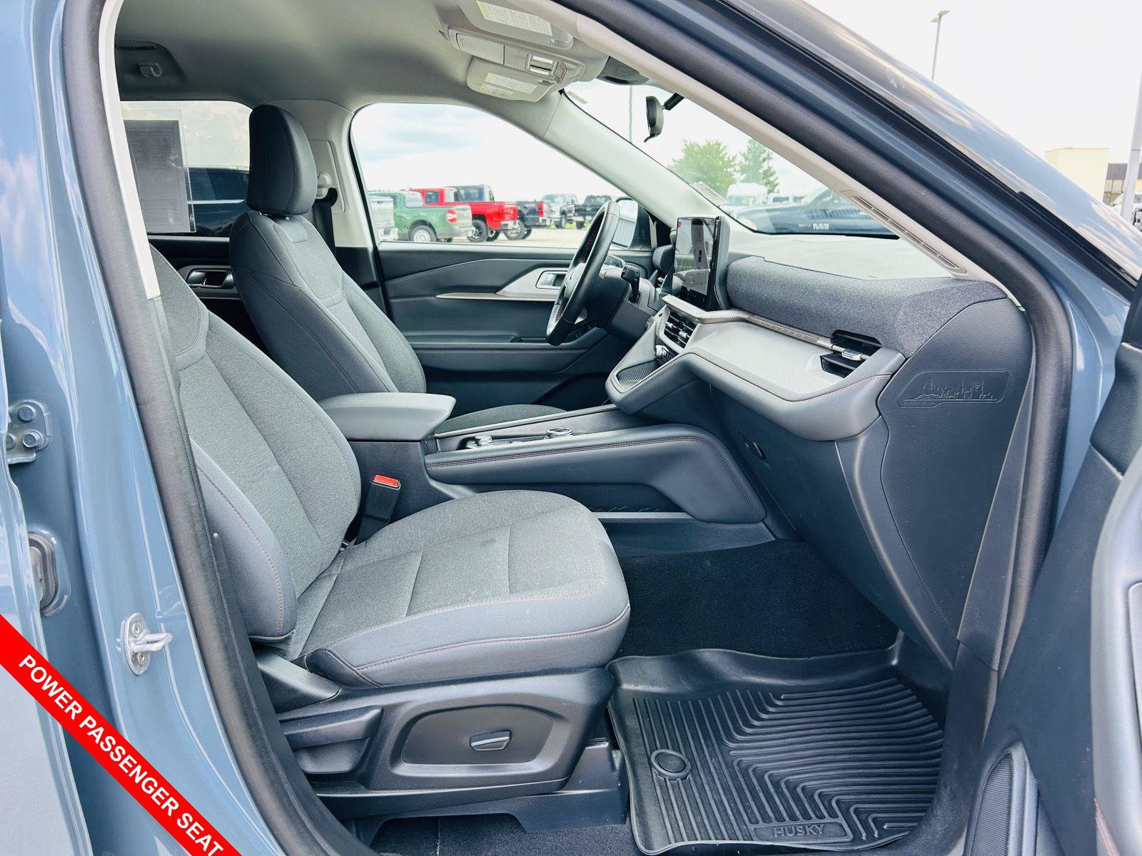 Used 2025 Ford Explorer Active AWD/4WD image 37