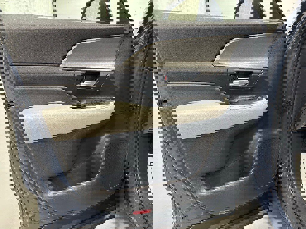 Used 2025 Toyota Grand Highlander AWD image 8