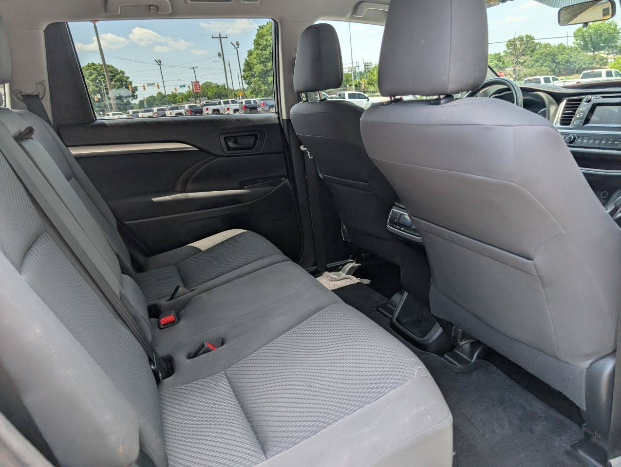 Used 2014 Toyota Highlander LE FWD image 21