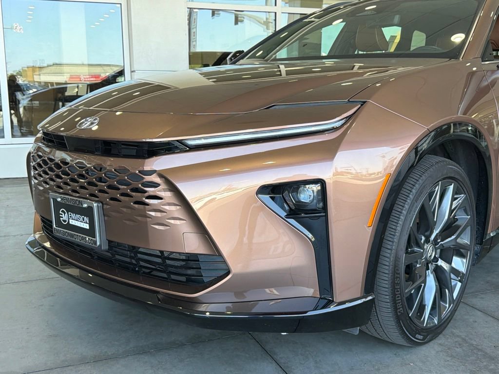 Certified 2025 Toyota Crown Signia AWD/4WD image 3