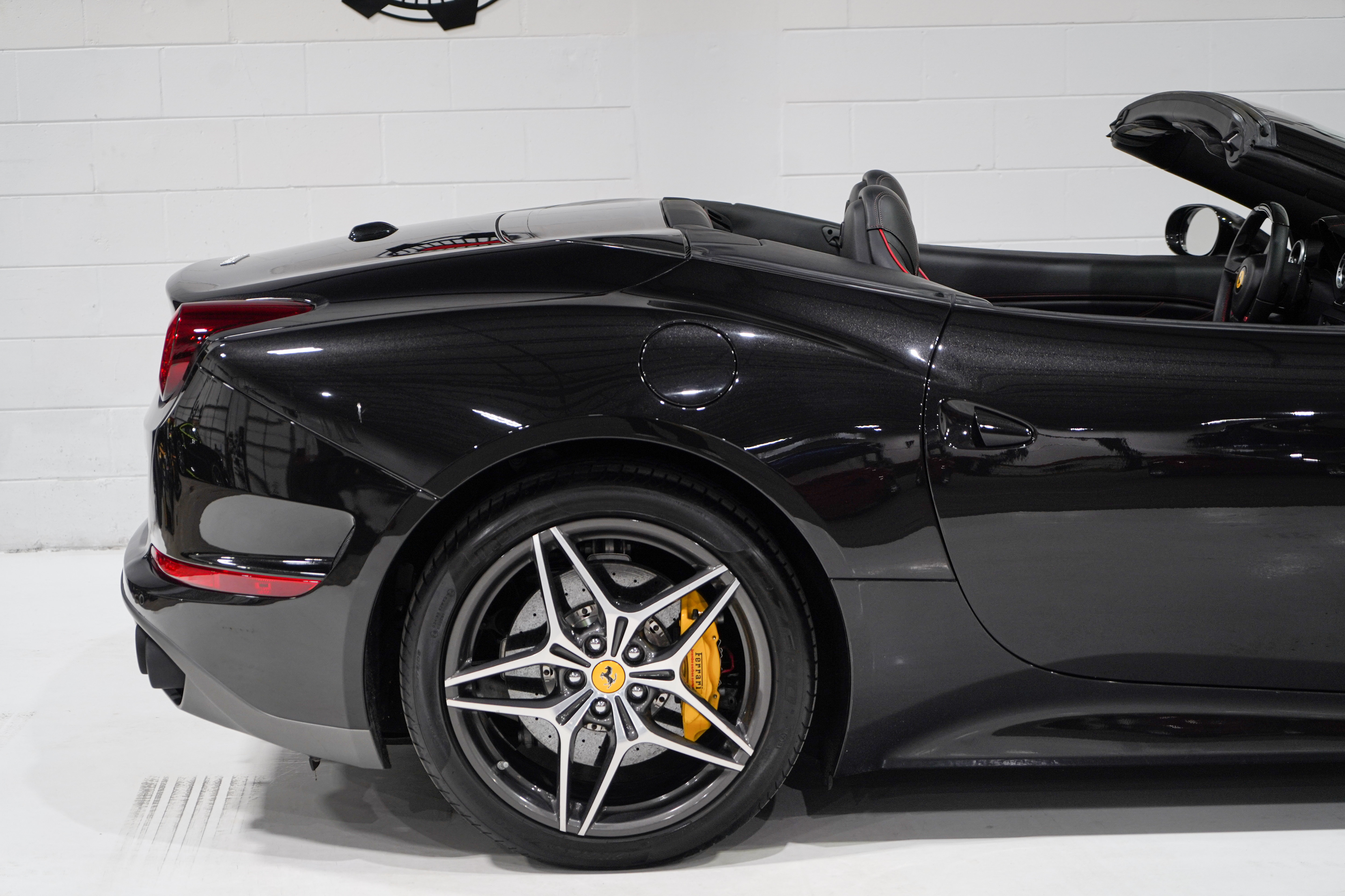 Used 2016 Ferrari California T RWD image 23