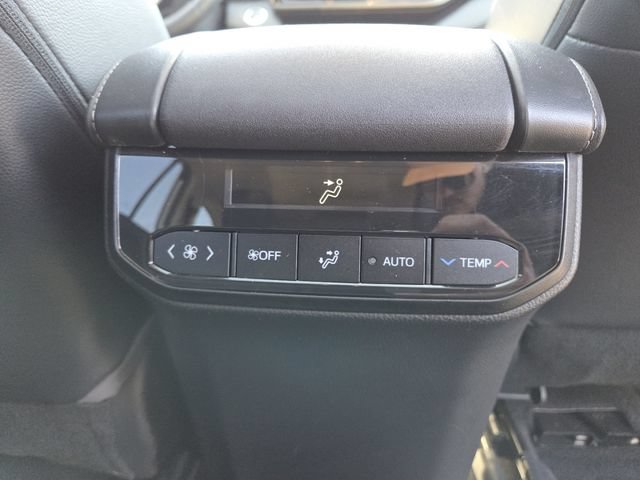 Used 2022 Toyota Highlander XLE AWD/4WD image 17