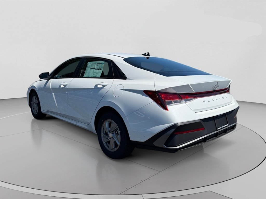 New 2026 Hyundai Elantra SE FWD image 3