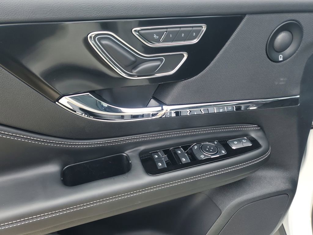 New 2025 Lincoln Corsair Reserve w/ Equipment Group 202A image 19