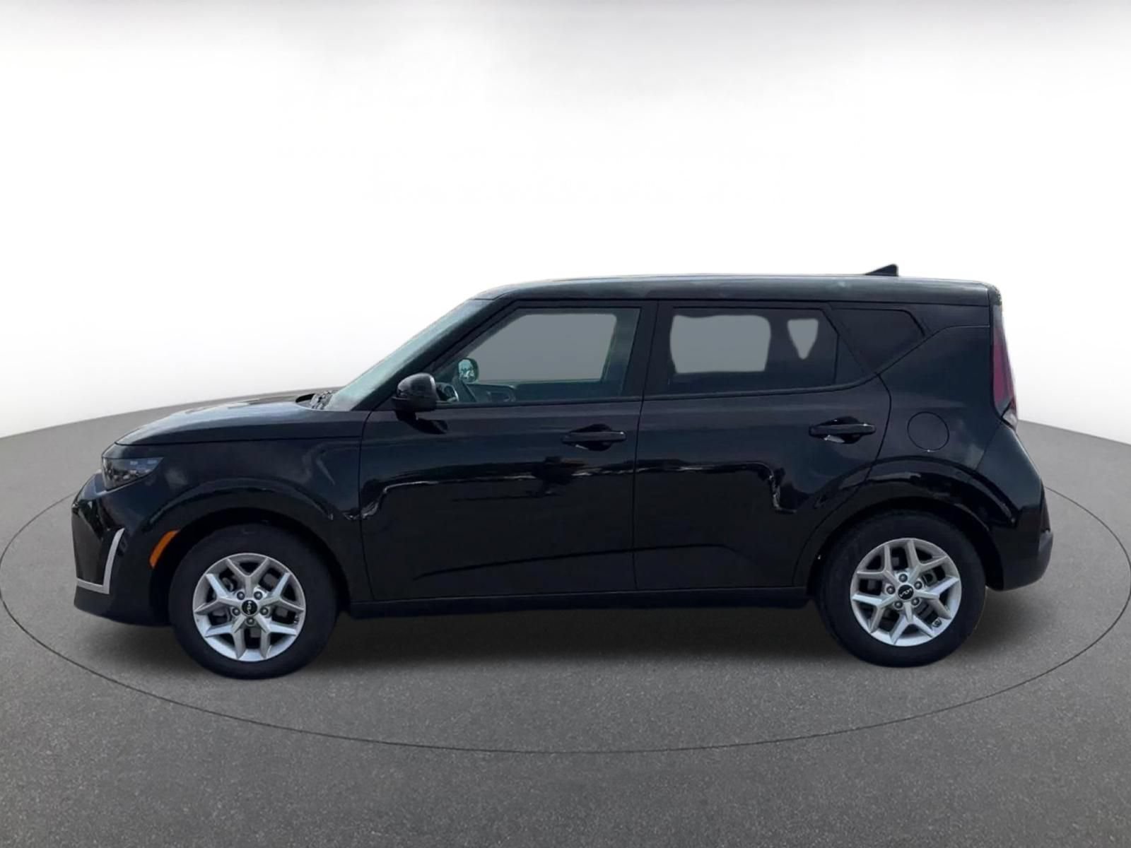 Used 2025 Kia Soul LX w/ LX Technology Package FWD image 8