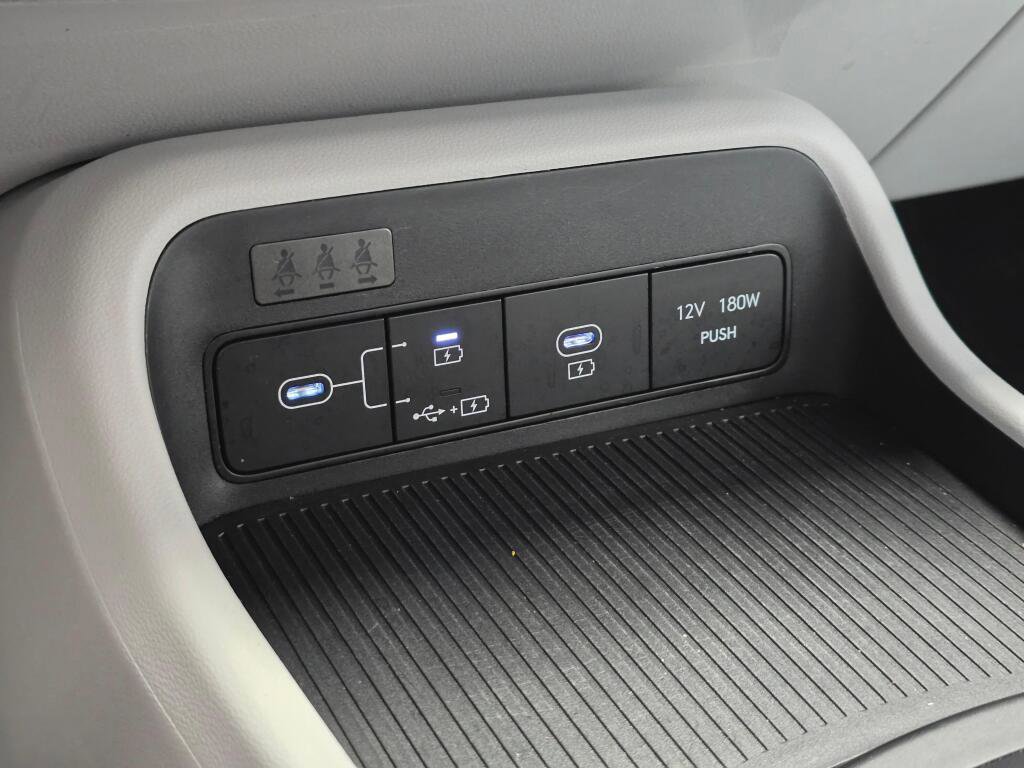 Used 2025 Hyundai Kona SEL AWD/4WD image 32