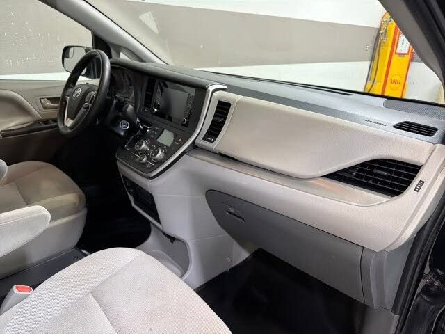 Used 2020 Toyota Sienna L FWD image 39