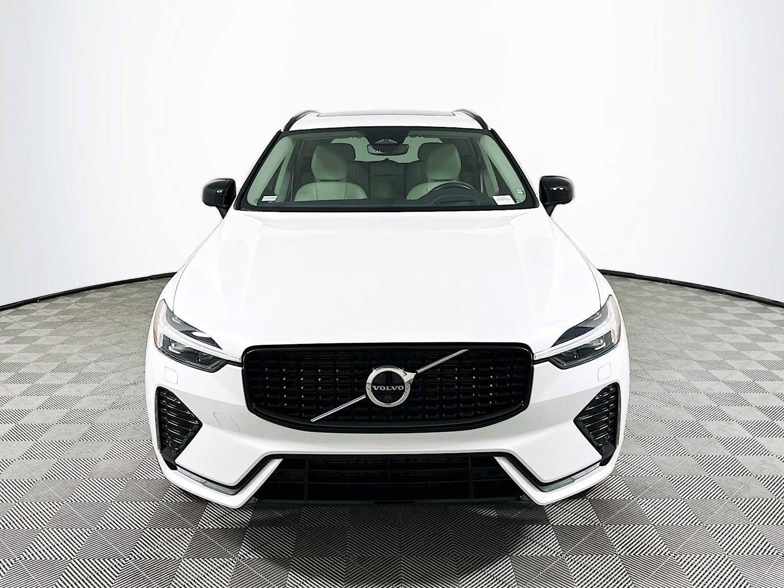 Used 2023 Volvo XC60 B5 Ultimate w/ Climate Package FWD image 2