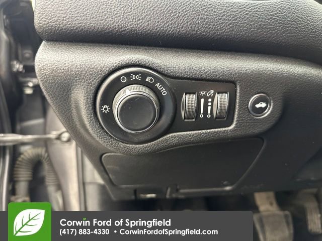 Used 2016 Chrysler 200 LX image 9