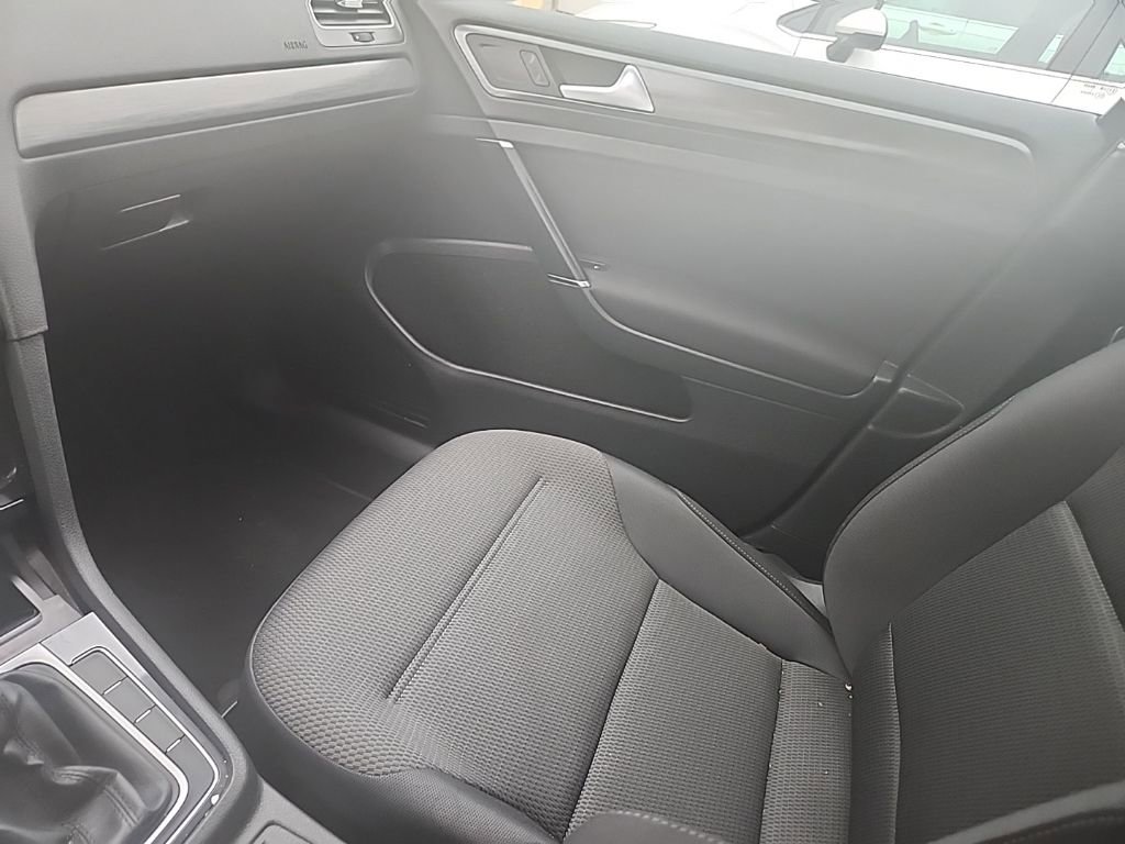 Used 2018 Volkswagen Golf SE image 16