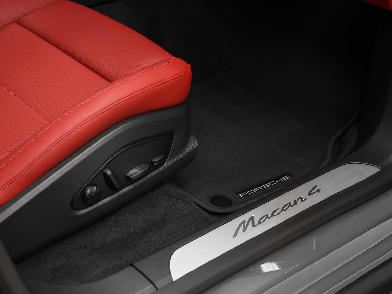 New 2026 Porsche Macan 4 Electric image 22