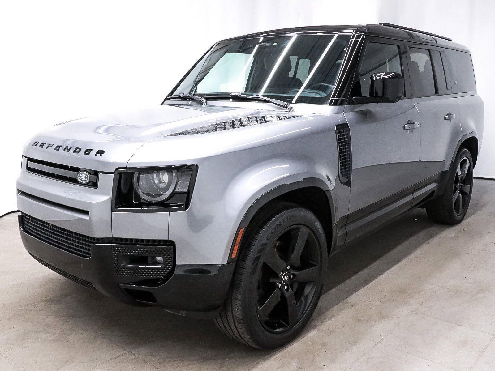 Used 2023 Land Rover Defender 130 X-Dynamic SE image 3