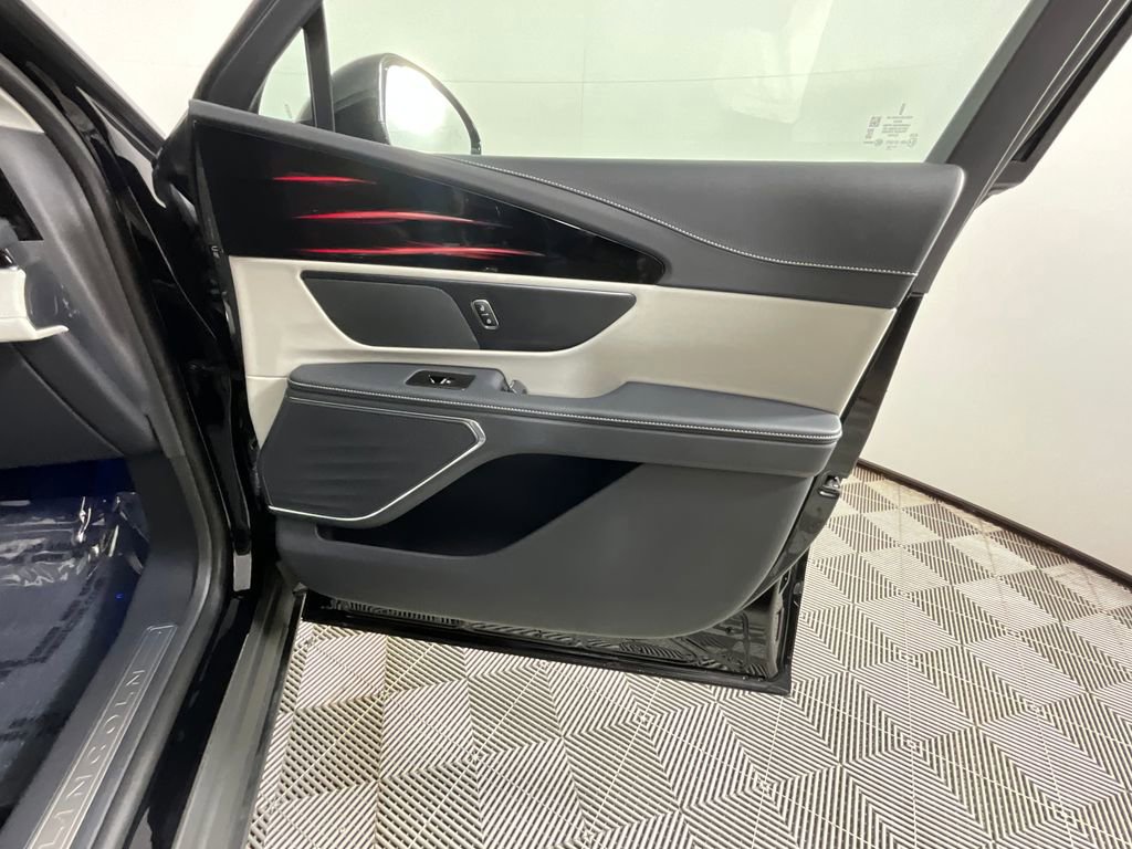 Used 2025 Lincoln Nautilus Premier image 20