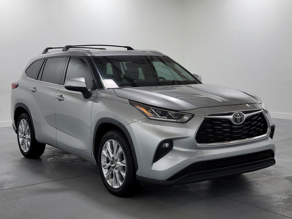 Used 2022 Toyota Highlander Limited FWD image 2