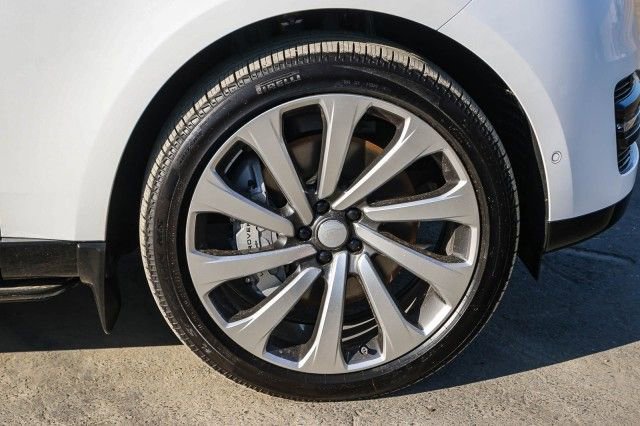 New 2025 Land Rover Range Rover Long Wheelbase SE image 9