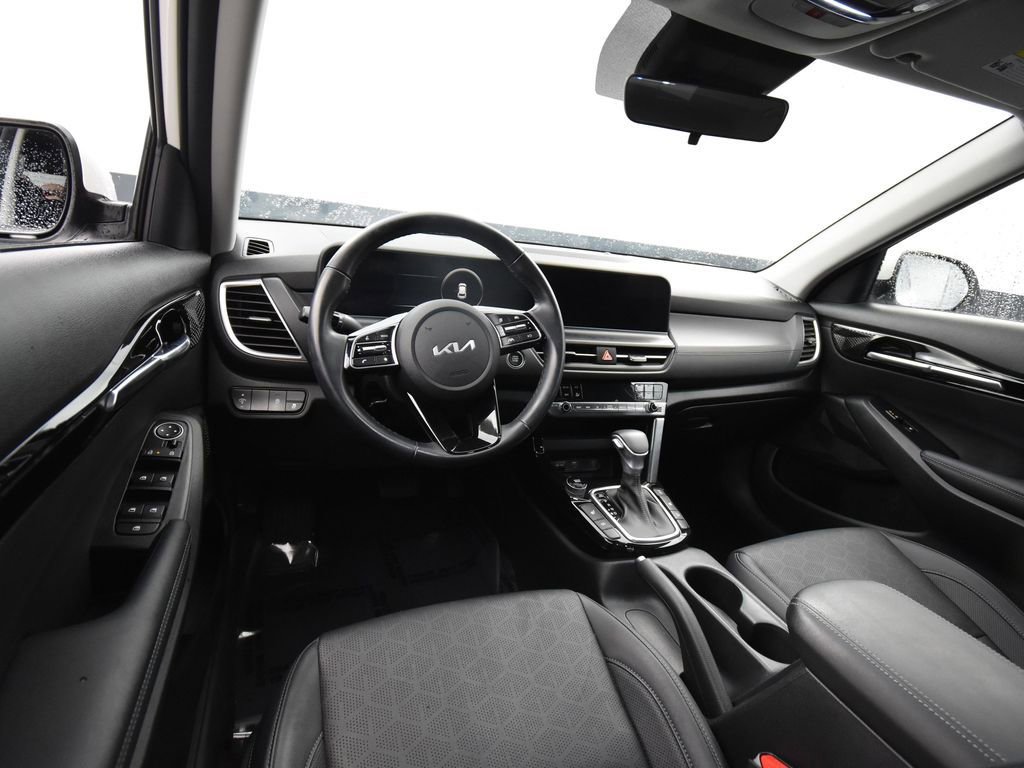 Used 2024 Kia Seltos EX image 11
