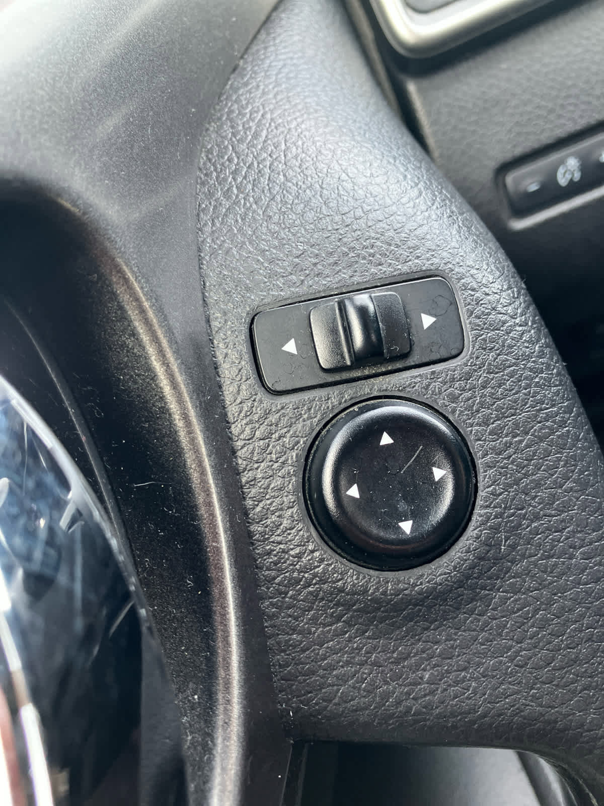 Used 2015 Nissan Rogue S image 12