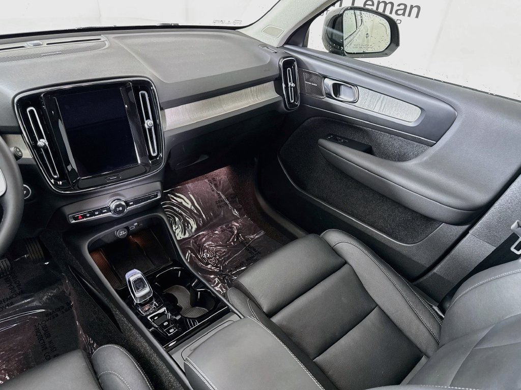 Used 2025 Volvo XC40 B5 Ultra AWD/4WD image 23
