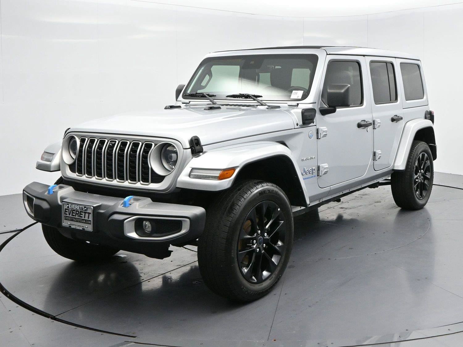 Used 2024 Jeep Wrangler Unlimited Sahara w/ Technology Group AWD/4WD image 3