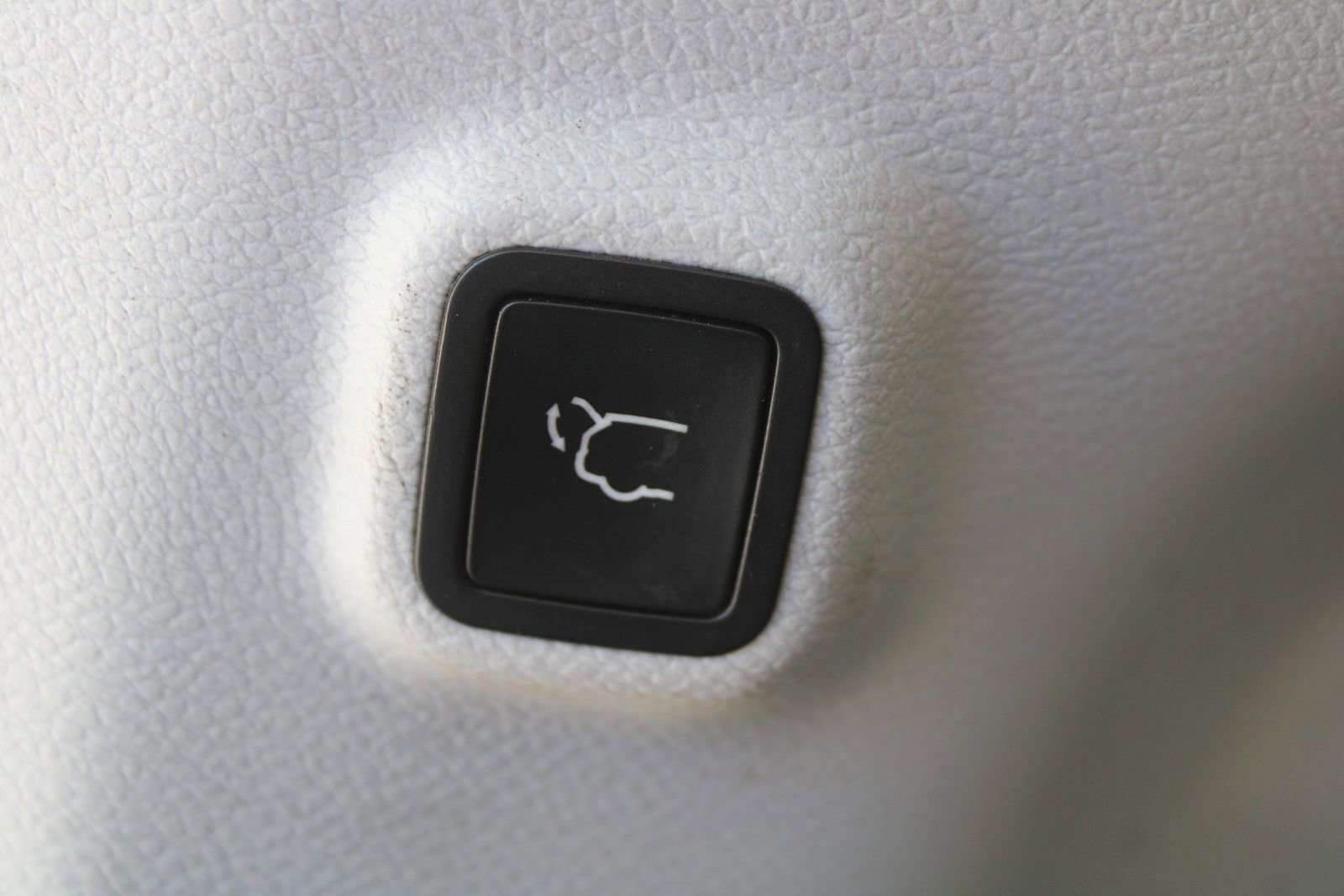 Used 2019 Jeep Cherokee Limited w/ Technology Group image 11