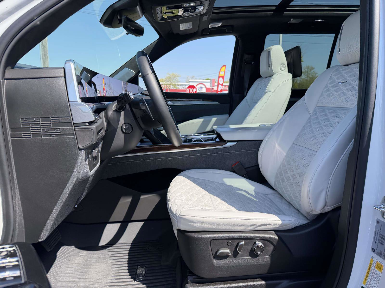 Certified 2025 Cadillac Escalade Sport Platinum w/ LPO, ONYX Package AWD/4WD image 11