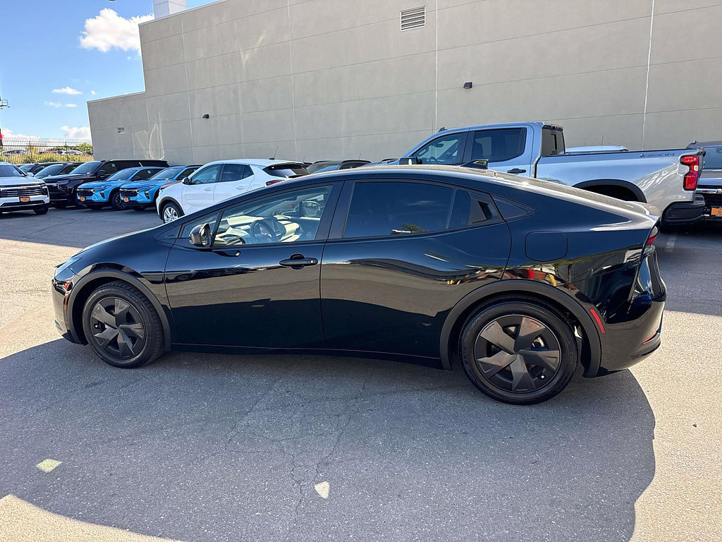Used 2025 Toyota Prius LE FWD image 5