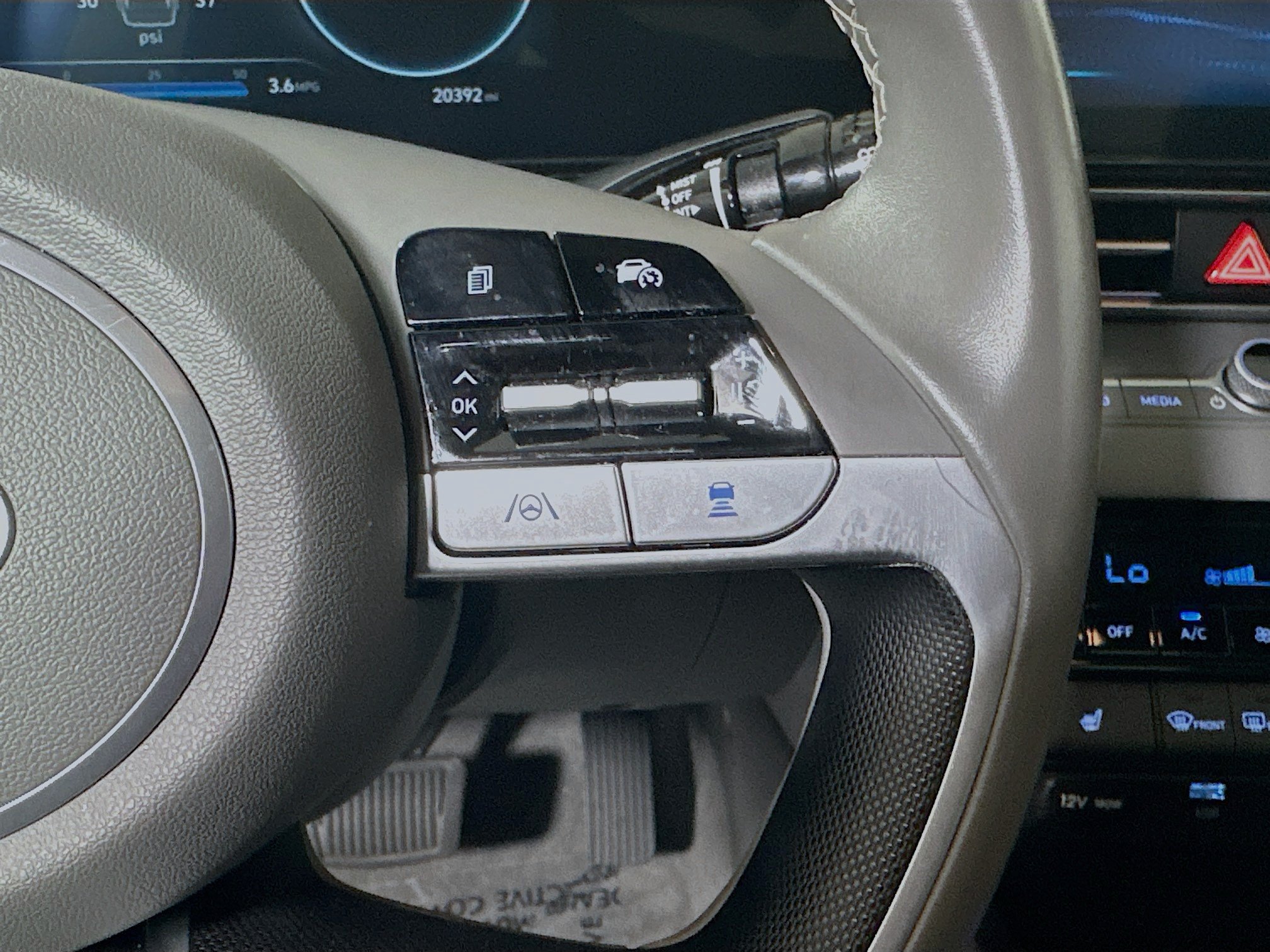 Used 2025 Hyundai Elantra SEL FWD image 17