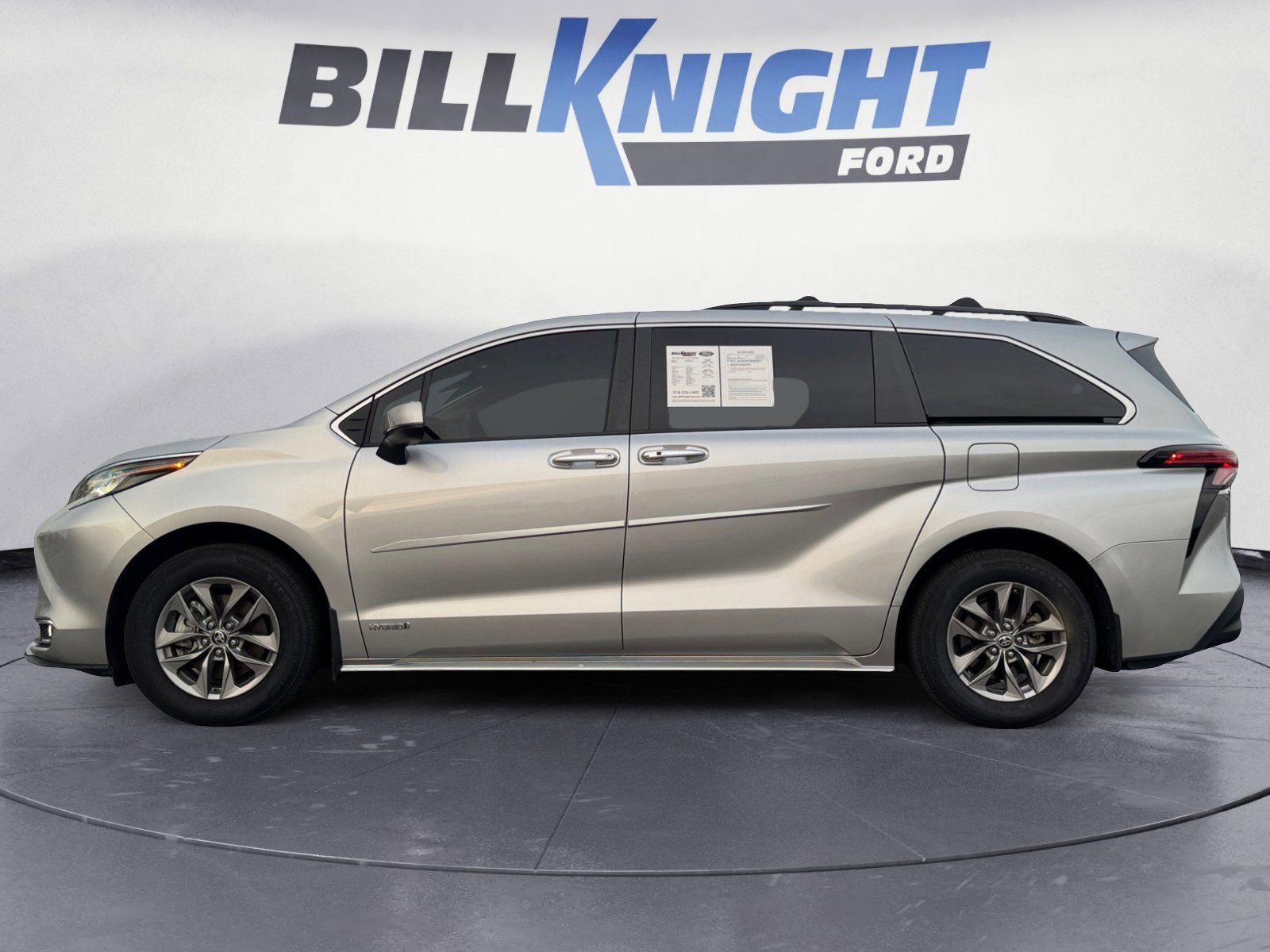 Used 2021 Toyota Sienna XLE image 2