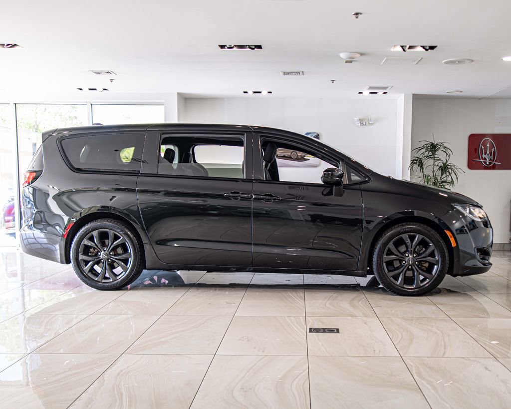 Used 2019 Chrysler Pacifica Touring Plus w/ S Appearance Package FWD image 9