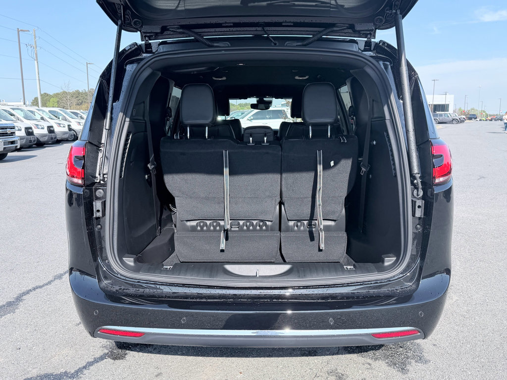 New 2026 Chrysler Pacifica Select image 9