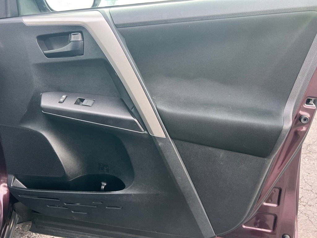 Used 2018 Toyota RAV4 LE image 19