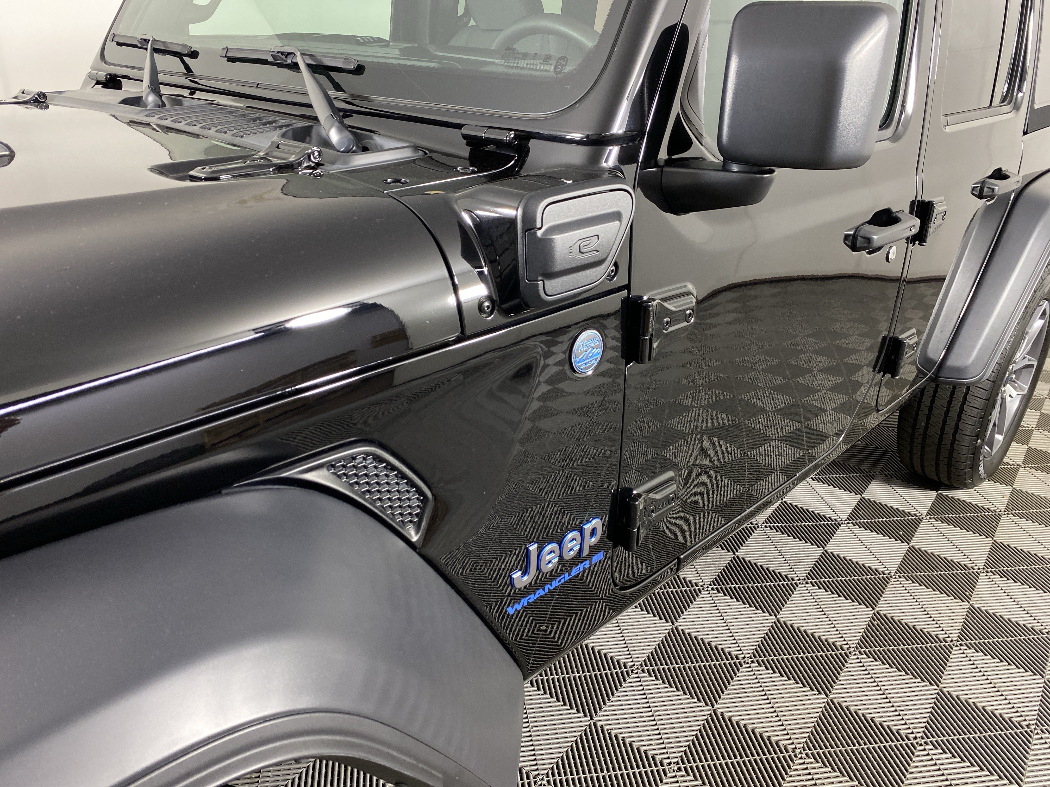Used 2024 Jeep Wrangler Unlimited w/ Convenience Group AWD/4WD image 11