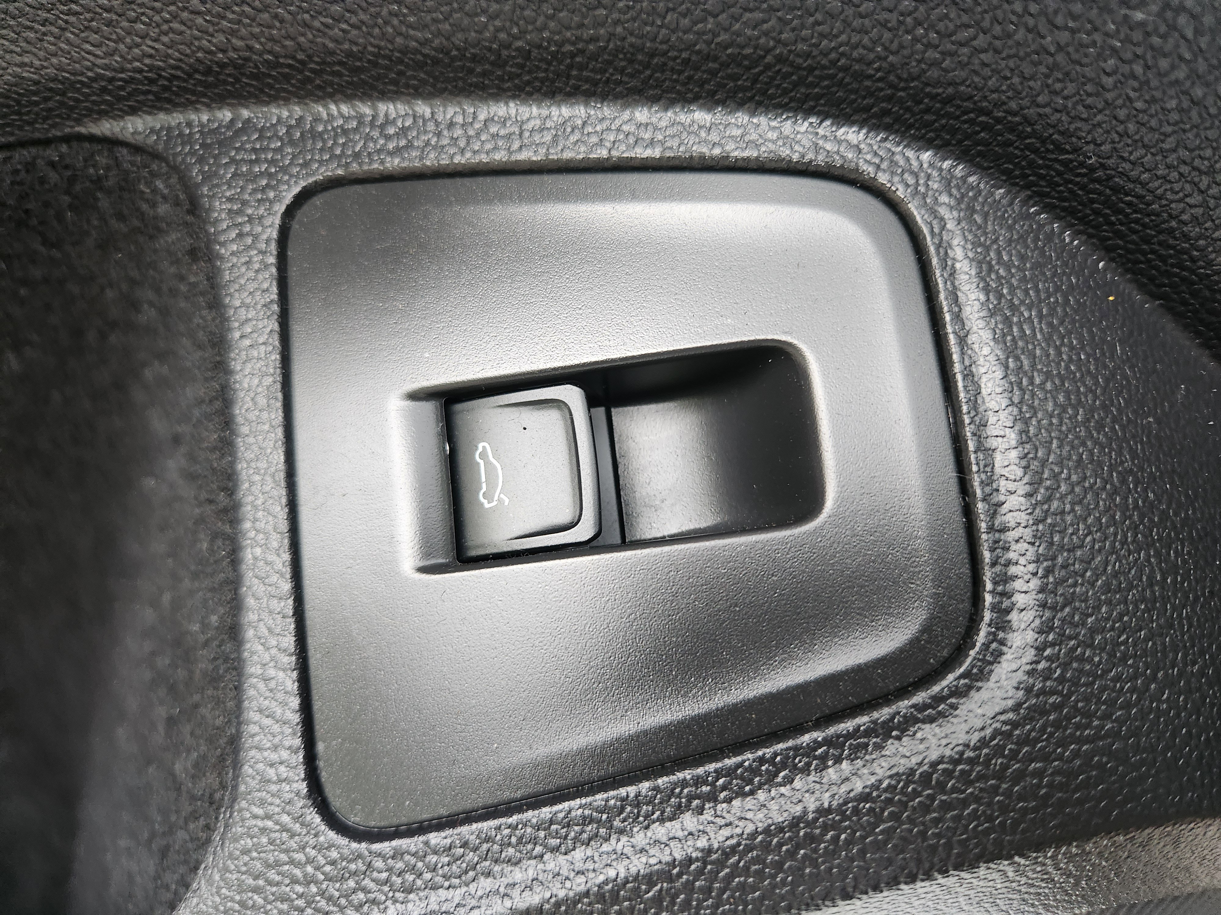 Certified 2022 Volkswagen Tiguan SEL R-Line image 38