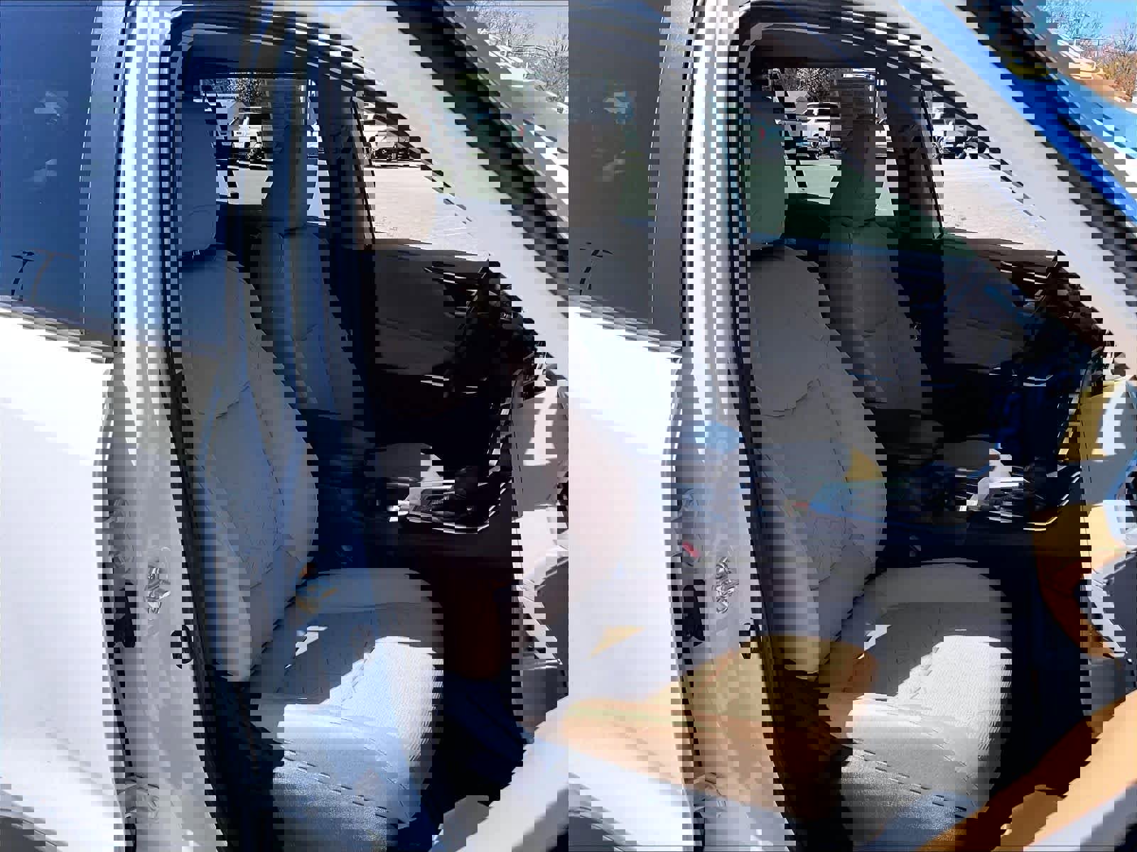 Used 2021 Toyota RAV4 XLE w/ Convenience Package AWD/4WD image 11