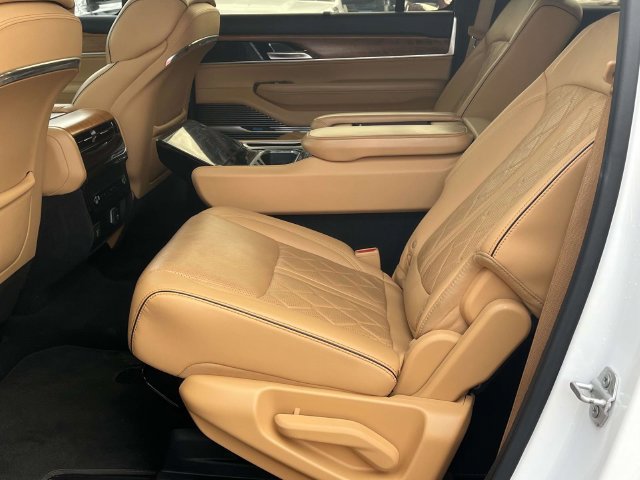 Used 2023 Jeep Grand Wagoneer Series III AWD/4WD image 16