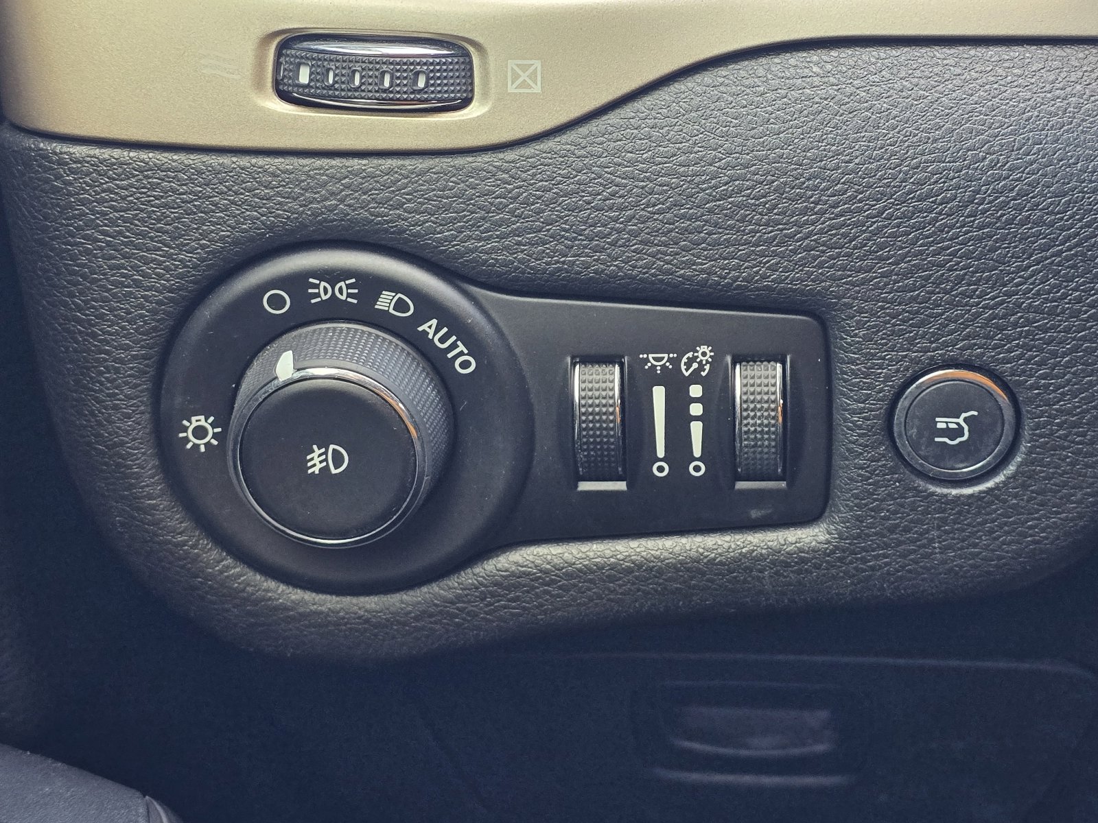 Used 2014 Jeep Cherokee Limited w/ Luxury Group FWD image 22