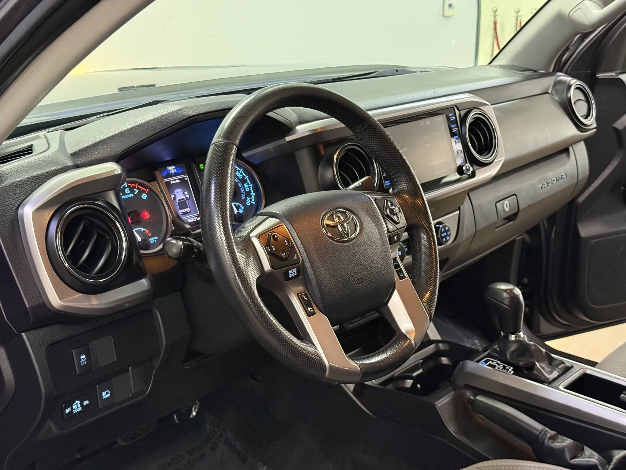 Used 2020 Toyota Tacoma SR5 RWD image 11
