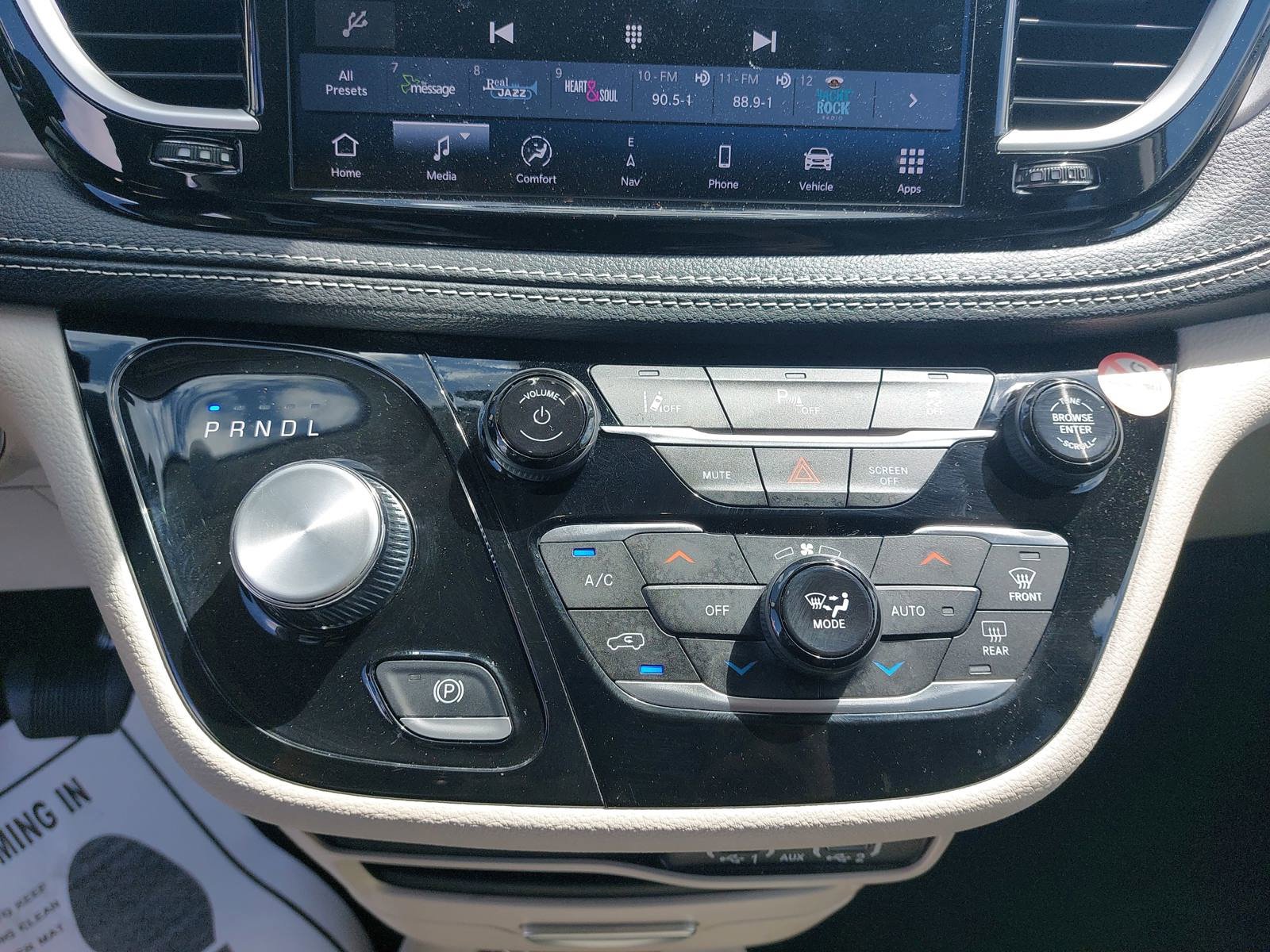 Used 2024 Chrysler Pacifica Select image 23